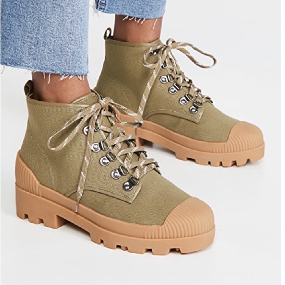 New villa rouge boots, comes with no box